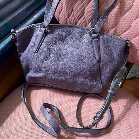 Purple pebbled leather NWOT handbag with shoulder straps - Picture 2 of 2